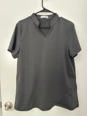 Women’s Short Sleeve V-Neck Golf Tee in Charcoal